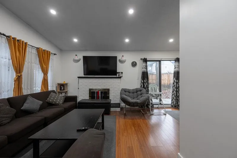 7366 128A STREET - photo 4 of 12