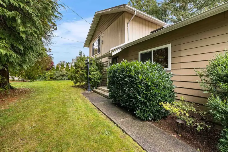 11510 212 STREET - photo 3 of 34