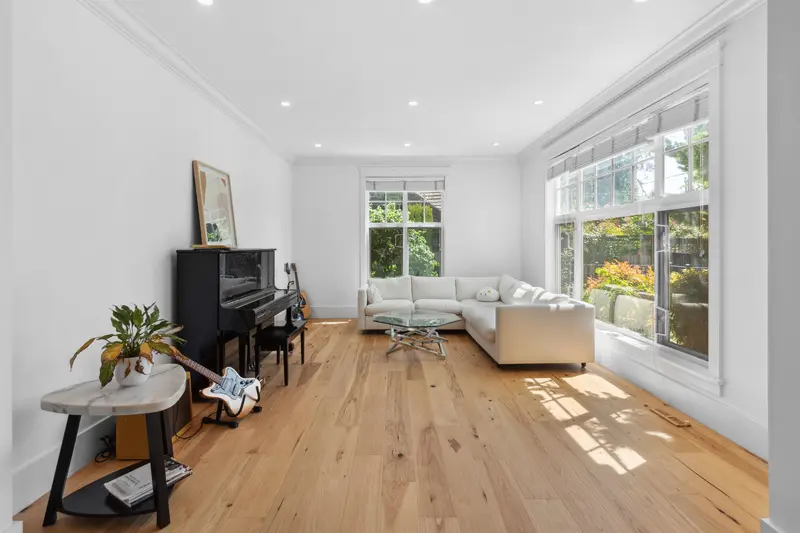 4379 ROSS CRESCENT - photo 3 of 25