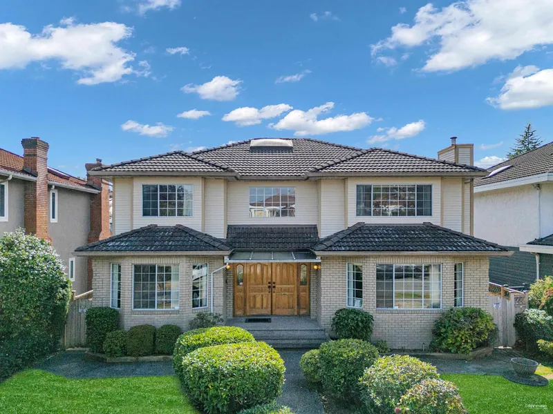 426 W 44TH AVENUE - photo 1 of 25