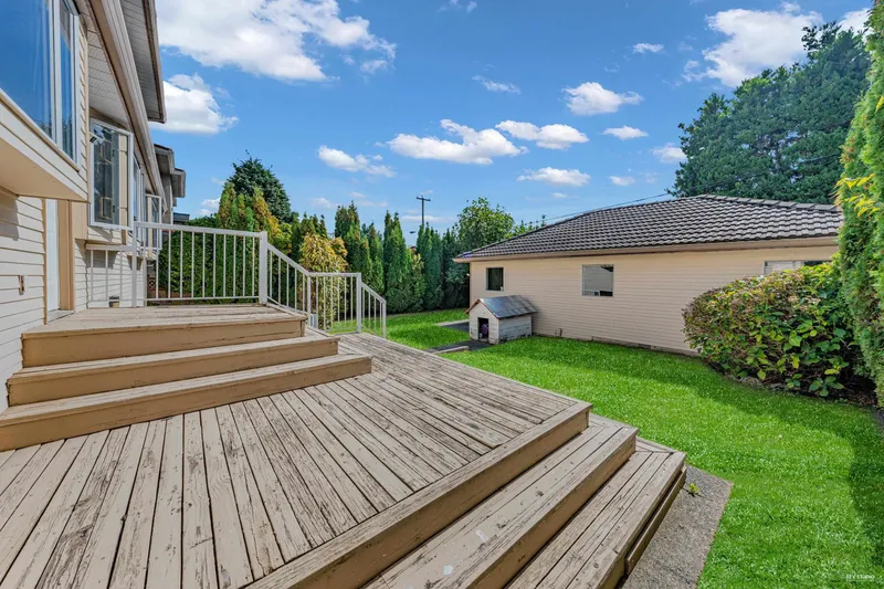 426 W 44TH AVENUE - photo 4 of 25