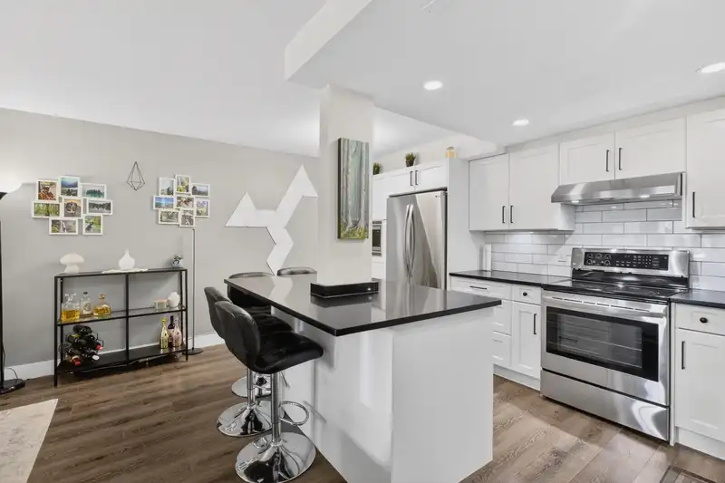 202 812 MILTON STREET - photo 2 of 24