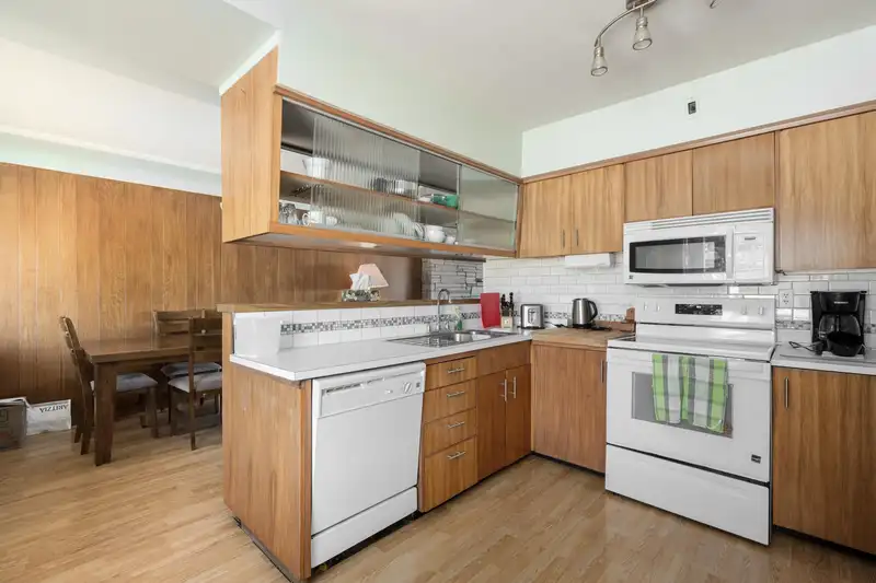 5426 CLINTON STREET - photo 2 of 33