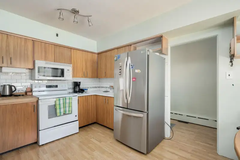 5426 CLINTON STREET - photo 3 of 33