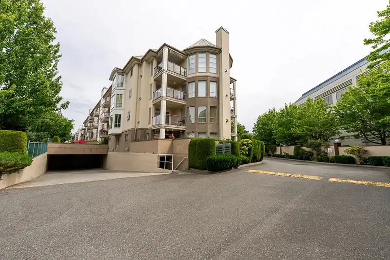 314 2626 COUNTESS STREET - photo 4 of 35