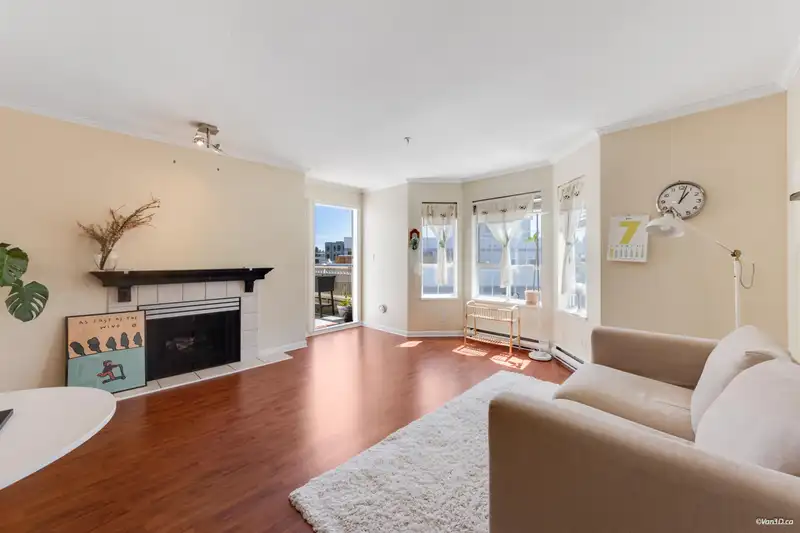 418 15268 105 AVENUE - photo 1 of 11