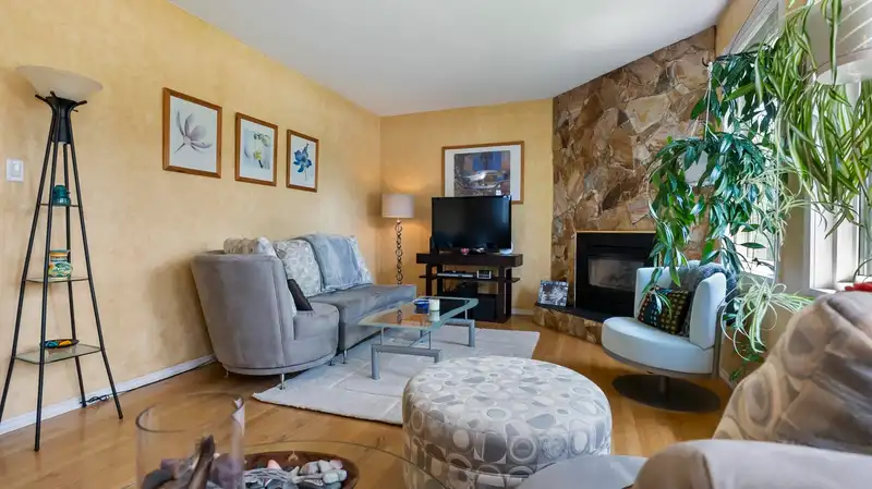 15261 96 AVENUE - photo 3 of 40