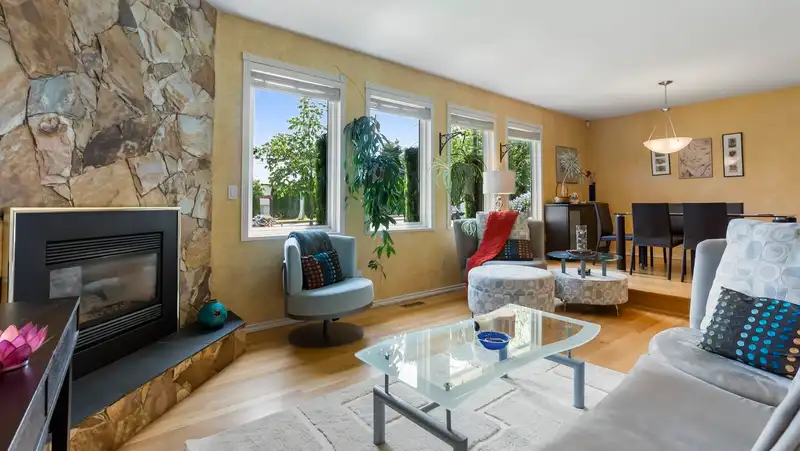 15261 96 AVENUE - photo 4 of 40