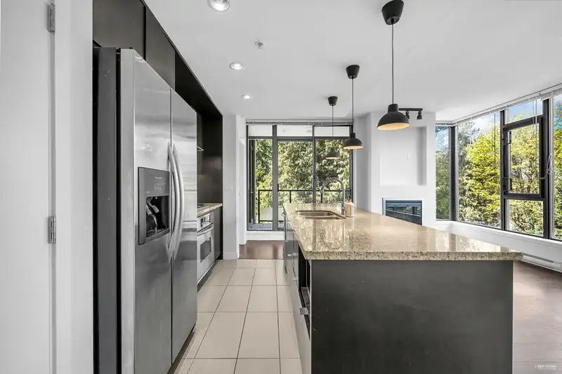 502 7088 18TH AVENUE - photo 4 of 33
