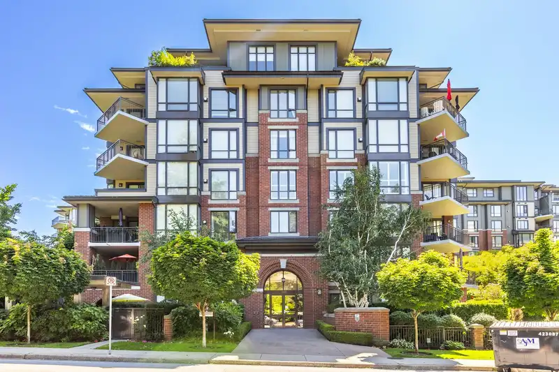 301 1580 MARTIN STREET - photo 1 of 40