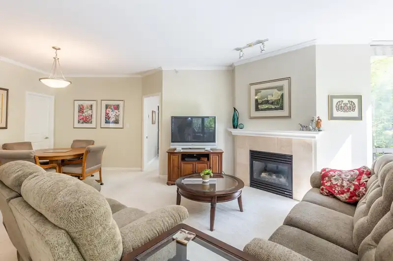 301 1580 MARTIN STREET - photo 4 of 40