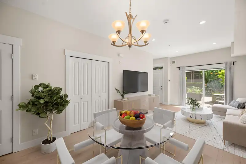 10 838 ROYAL AVENUE - photo 3 of 36