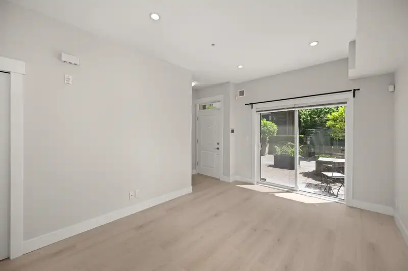 10 838 ROYAL AVENUE - photo 4 of 36