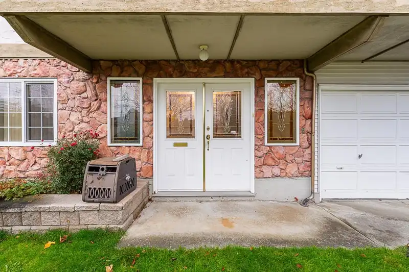 7286 116 STREET - photo 3 of 31