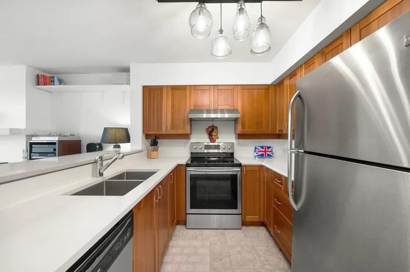 301 3727 W 10 AVENUE - photo 2 of 25