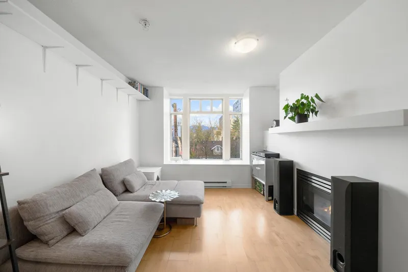 301 3727 W 10 AVENUE - photo 3 of 25