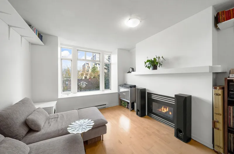 301 3727 W 10 AVENUE - photo 4 of 25