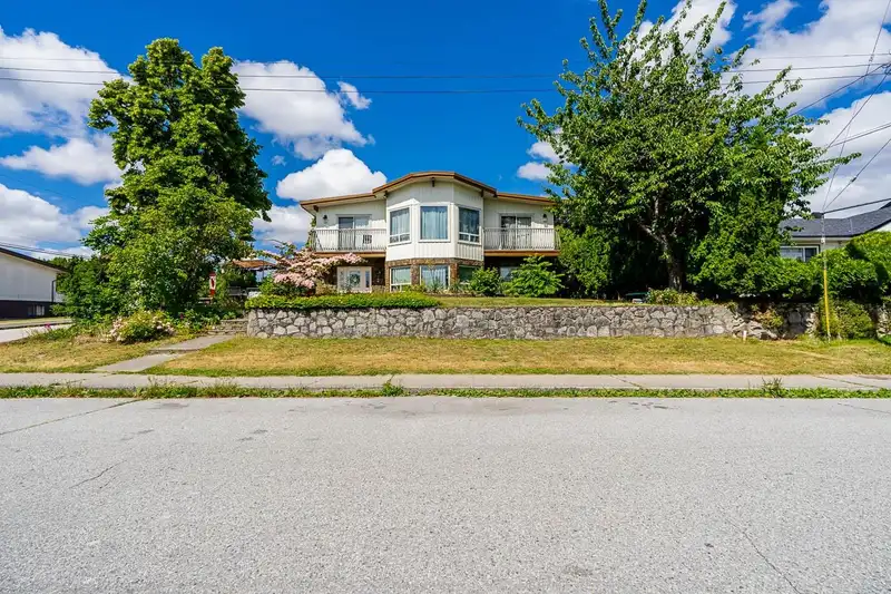 5089 INMAN AVENUE - photo 1 of 39