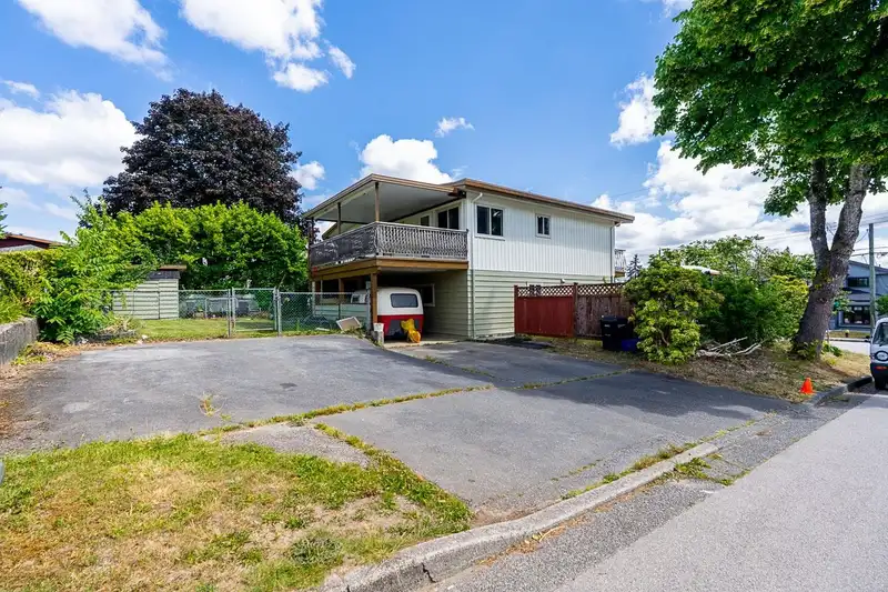 5089 INMAN AVENUE - photo 2 of 39