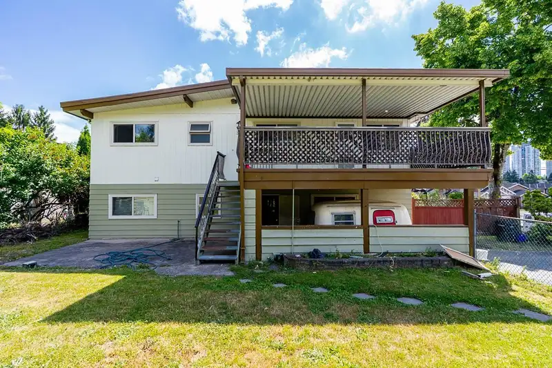 5089 INMAN AVENUE - photo 3 of 39