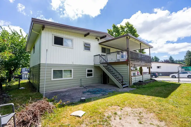 5089 INMAN AVENUE - photo 4 of 39