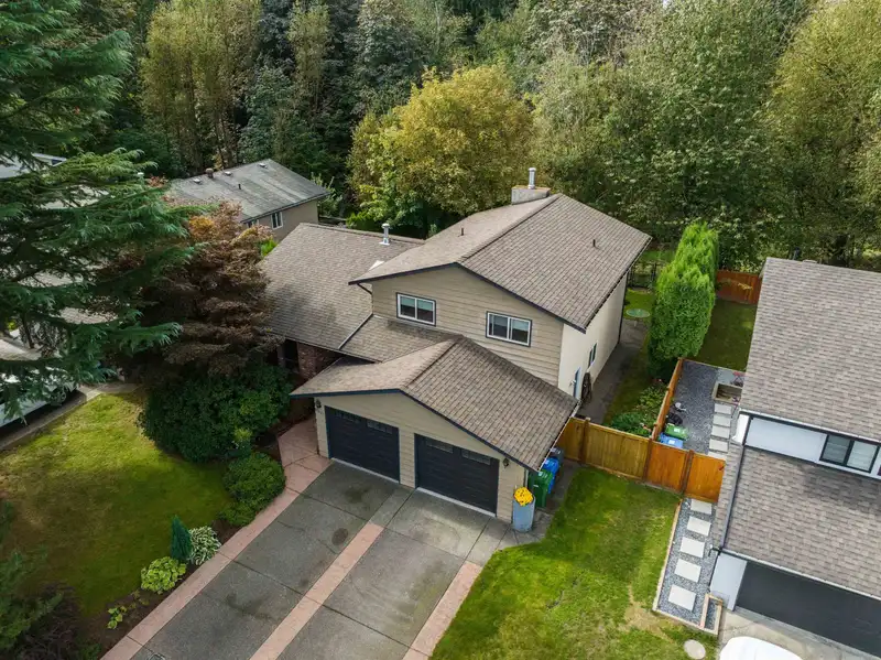 2927 CENTURY CRESCENT - photo 2 of 40