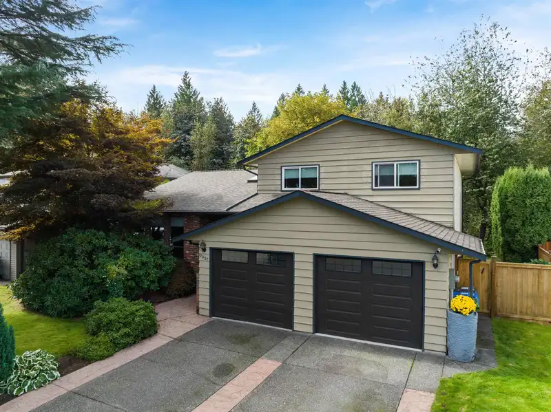 2927 CENTURY CRESCENT - photo 3 of 40