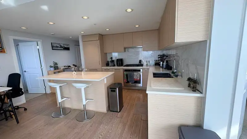 2308 6700 DUNBLANE AVENUE - photo 4 of 16