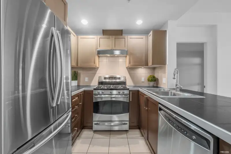 120 5777 BIRNEY AVENUE - photo 2 of 26