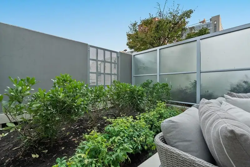 209 231 E PENDER STREET - photo 4 of 17