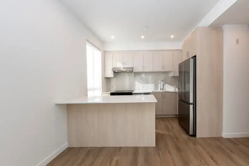 E516 13858 108 AVENUE - photo 2 of 30