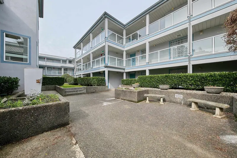 405 11519 BURNETT STREET - photo 2 of 25