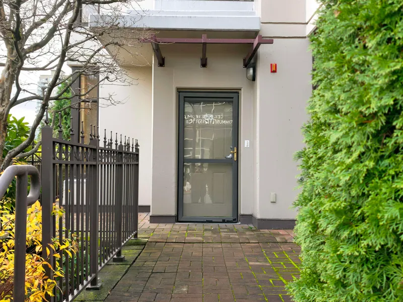 TH16 2089 ROSSER AVENUE - photo 3 of 25