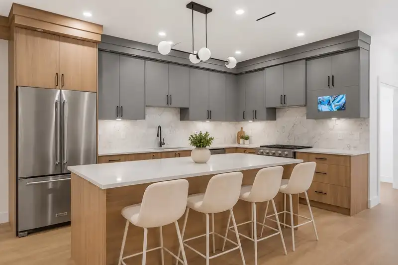 4 6176 ELGIN AVENUE - photo 1 of 20