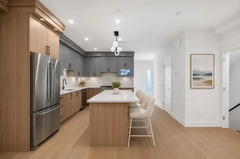 4 6176 ELGIN AVENUE - photo 2 of 20