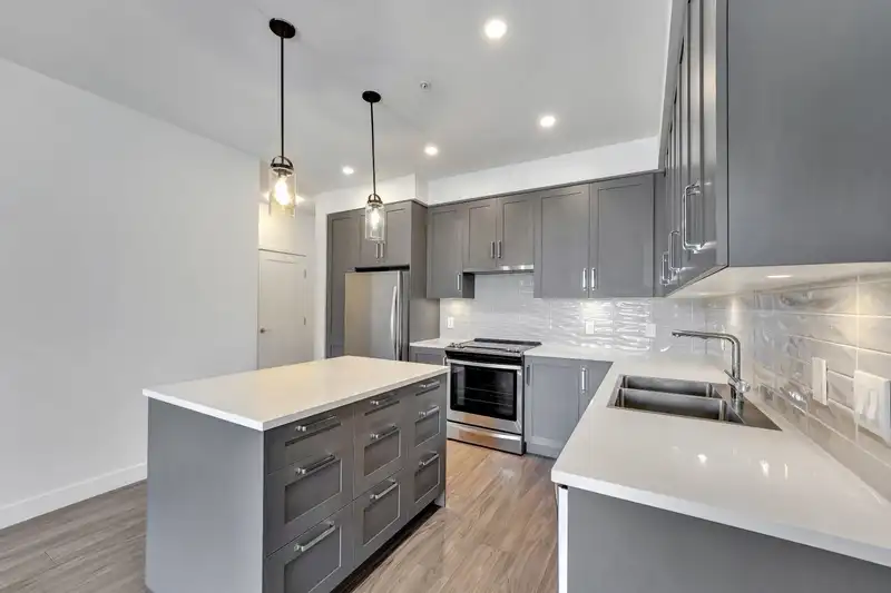 320 18811 72 AVENUE - photo 1 of 37