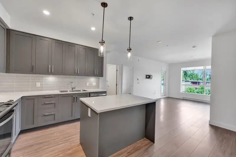 320 18811 72 AVENUE - photo 2 of 37