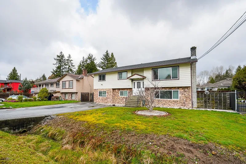 14145 101 AVENUE - photo 3 of 25