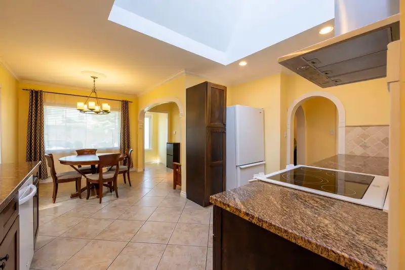 7720 7722 GRAHAM AVENUE - photo 3 of 38