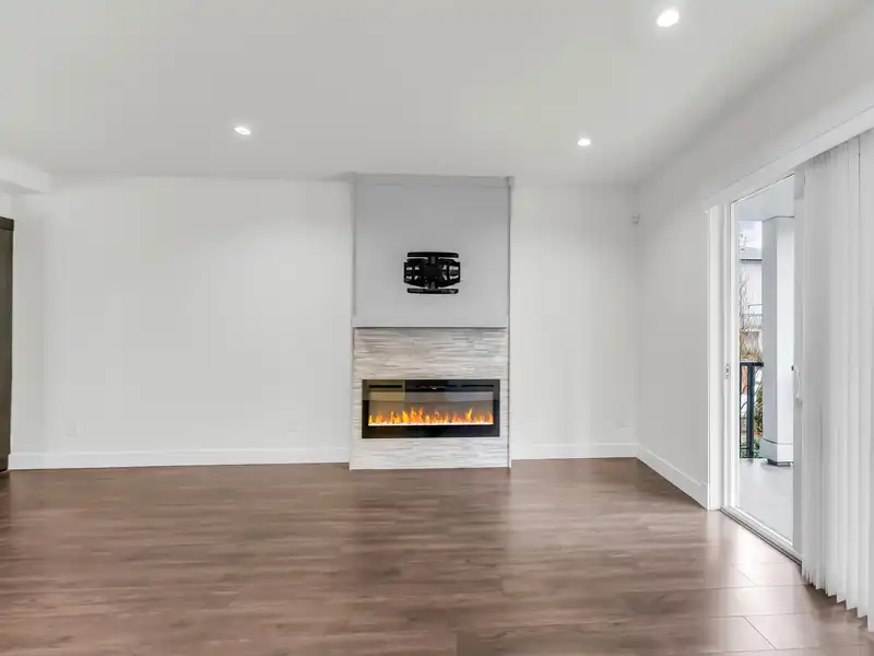18 6188 141 STREET - photo 3 of 40