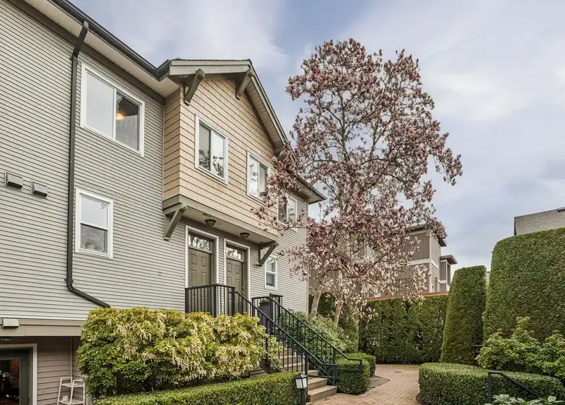 113 4238 ALBERT STREET - photo 3 of 39