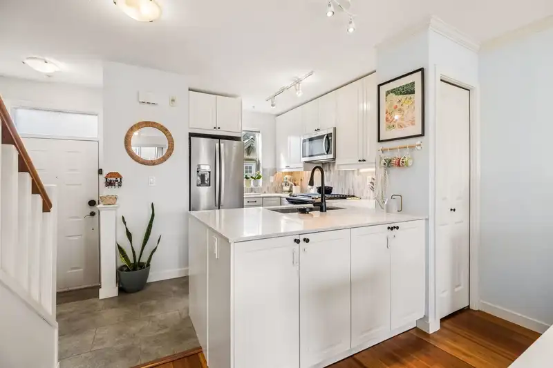 113 4238 ALBERT STREET - photo 4 of 39