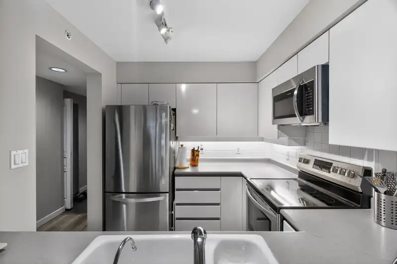 1602 3071 GLEN DRIVE - photo 3 of 15