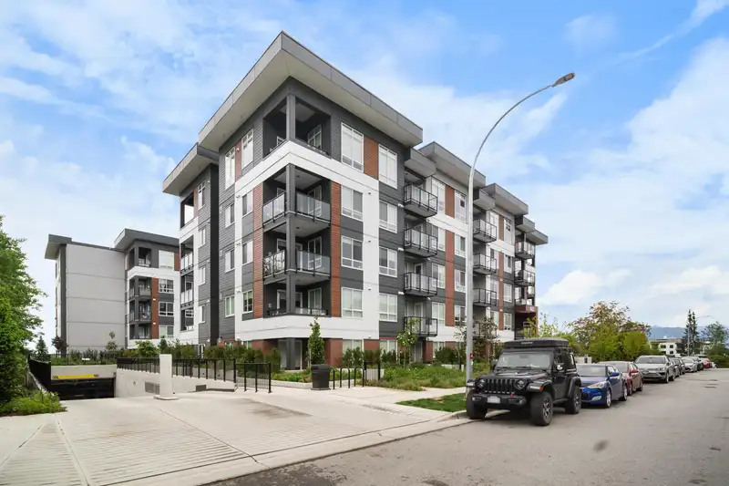 416 8117 200A STREET - photo 3 of 29