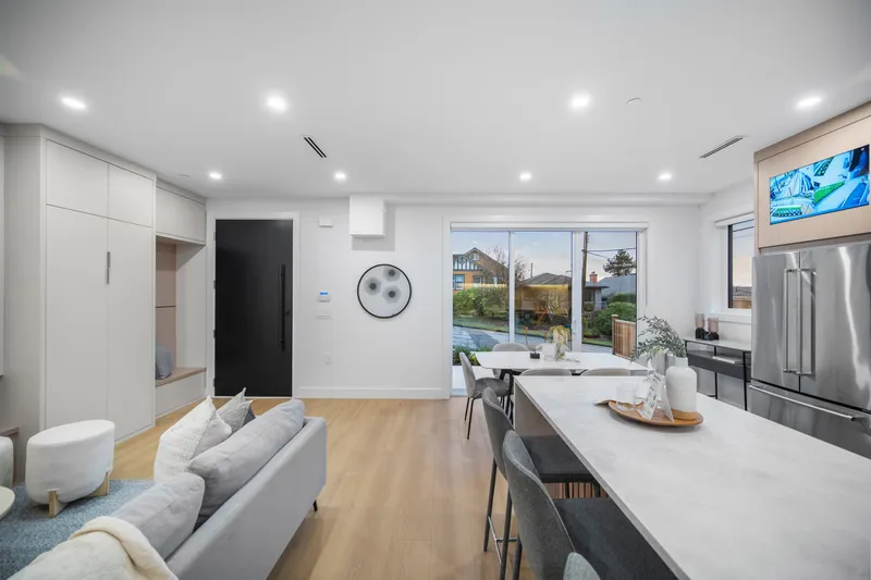 1 3623 TRIUMPH STREET - photo 4 of 25