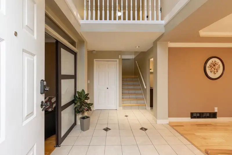 42 15860 82 AVENUE - photo 3 of 38