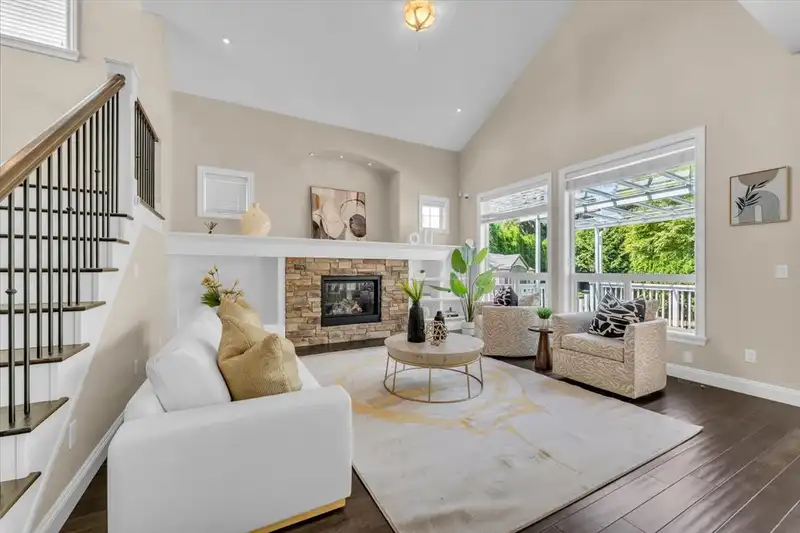 16261 25 AVENUE - photo 2 of 30