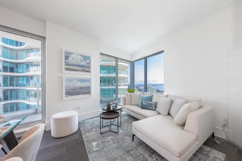 2104 1500 MARTIN STREET - photo 2 of 19