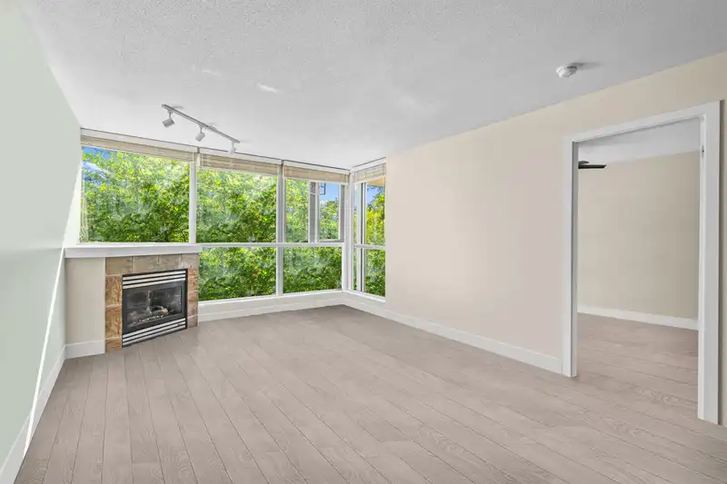 202 235 GUILDFORD WAY - photo 3 of 15