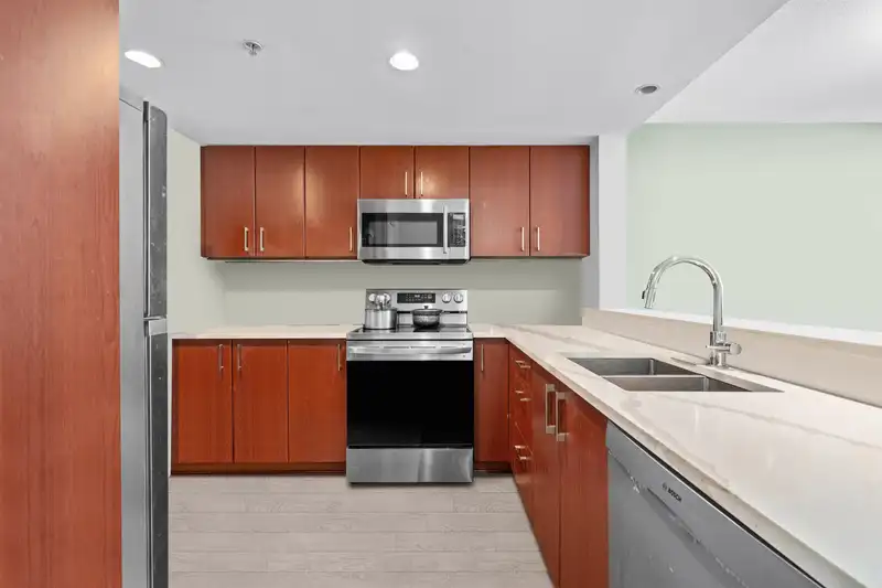202 235 GUILDFORD WAY - photo 4 of 15